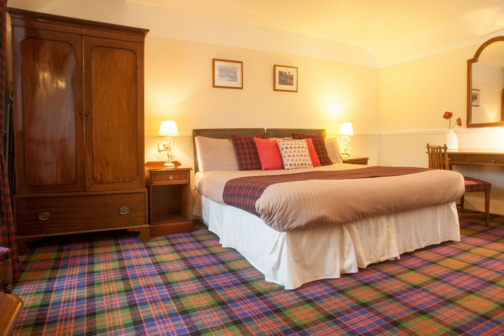 Glenmoriston Arms Hotel อินเวอร์มอริสตัน ภายนอก รูปภาพ